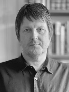 Porträttbild i svartvitt på legitimerad psykolog Anders Näslund.